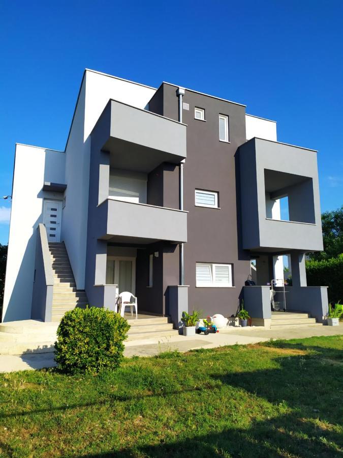 נין Apartmani Mira מראה חיצוני תמונה